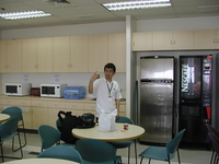 這是我們公司的員工休息室,現在是cafe' time你要不要也來一杯香醇的cafe' au lait
