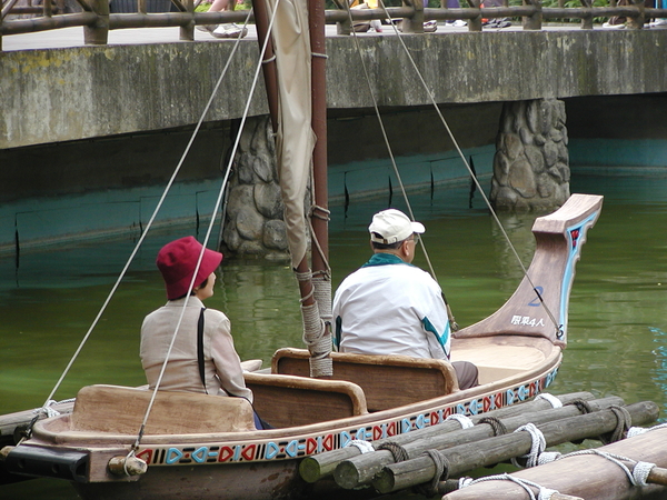 帶著小紅帽子是婆婆,帶著小白帽是公公,我們倆做船兒,到處遊山玩水.